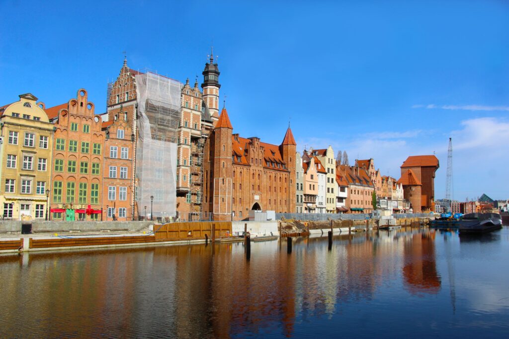 Gdańsk — nabrzeże Motławy i Żuraw w słoneczny dzień